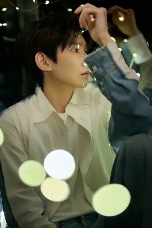 王源九宫格库存照9615清爽男大穿搭帅气十足周末快乐#王源库存照