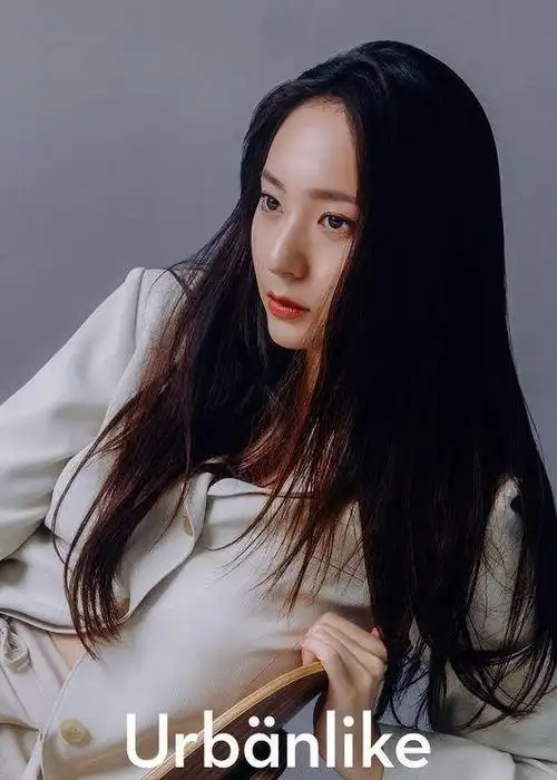 krystal郑秀晶登时尚杂志侧颜完美气质迷人