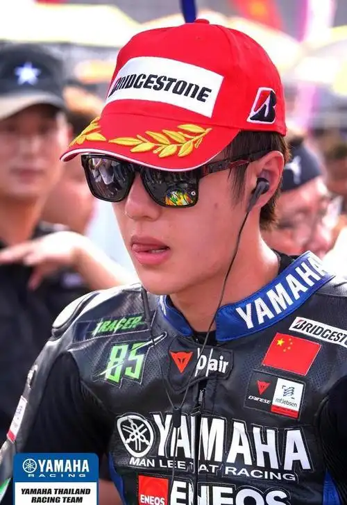 240204王一博骑摩托上山85号赛车手魅力无限