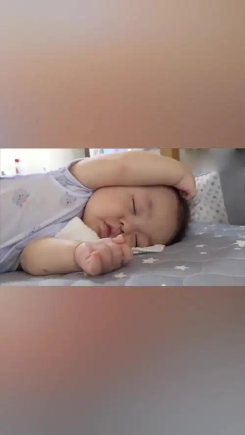 肉嘟嘟的小宝宝玩累了抱着头睡觉,这画面怎么看都不够_手机新浪网