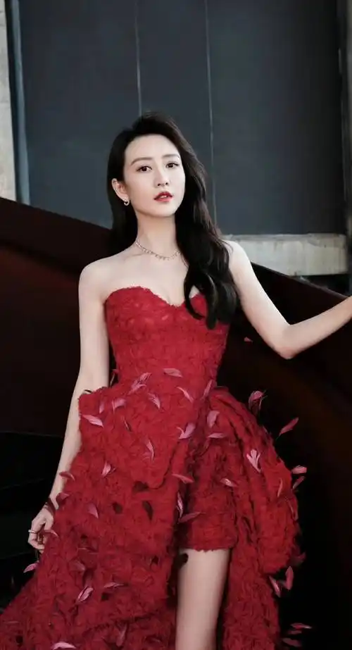 王鸥写真大秀魔鬼身材性感火辣!她曾靠妖艳反派迷倒众生