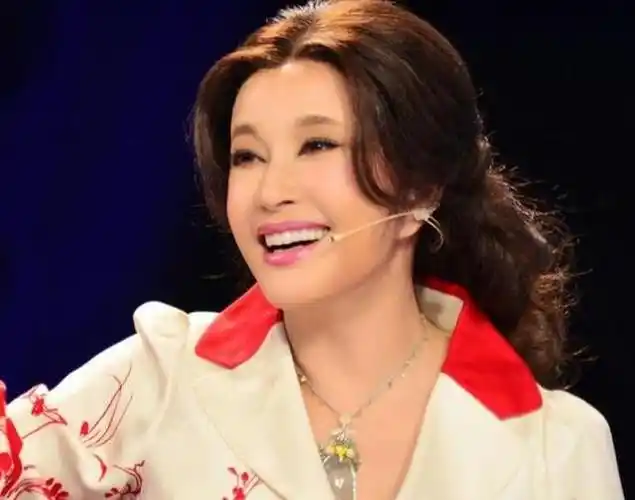 刘晓庆与79岁李谷一同框6岁之差宛如隔代一个像女儿一个似妈