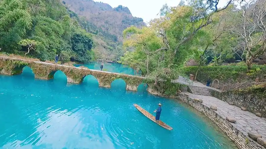 穿越机视角下的小七孔古桥,不得不说,这神仙颜值太美啦