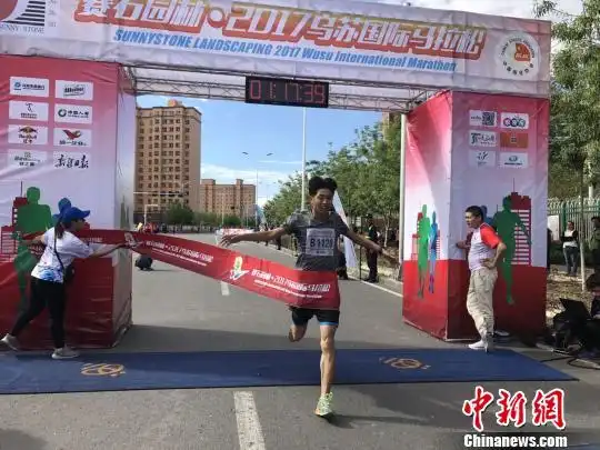 马拉松比赛中,一名参赛者冲过终点. 赵友清 摄