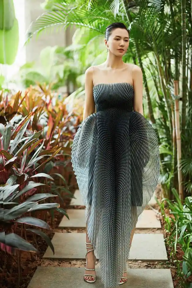 谭维维穿银灰色渐变礼服仙气儿十足波光流转美得让人移不开眼