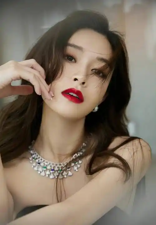 红毯上文咏珊气场全开,走路自带一阵风,又酷又飒