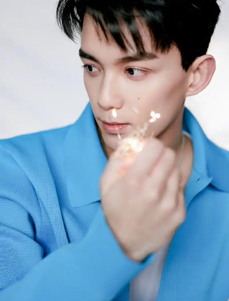 吴磊最新造型释出,身穿淡蓝色上衣 白色简约裤子,清爽俊朗,阳光帅气中