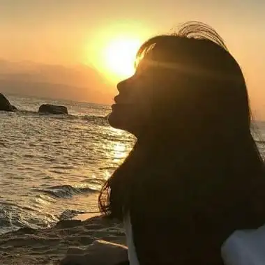 一个人安静的海边图片-美女头像 - 壁纸之家