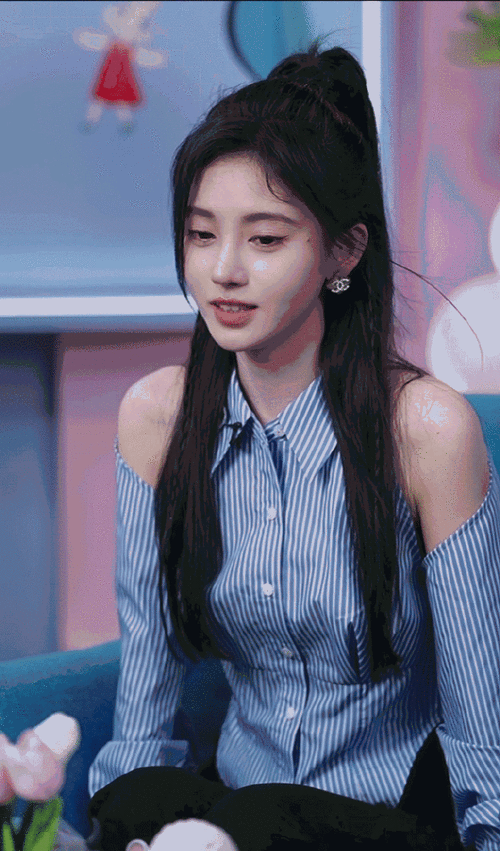 鞠婧祎比心三连拍##鞠婧祎比心好甜