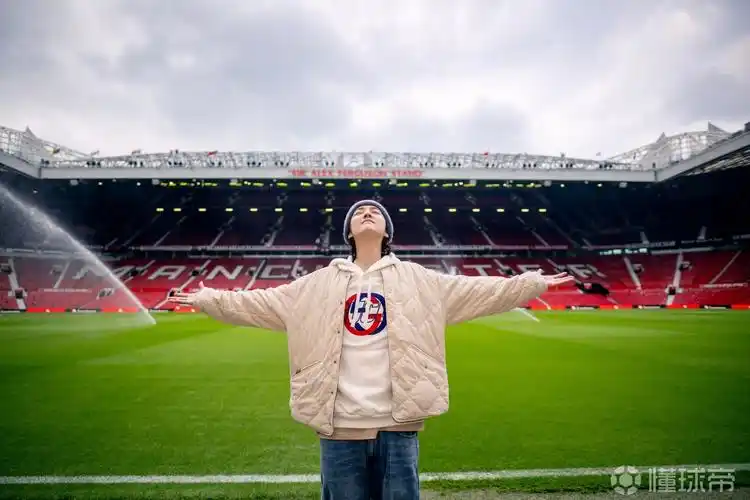 鹿晗重回老特拉福德曼联官方晒照五年之隔欢迎回家