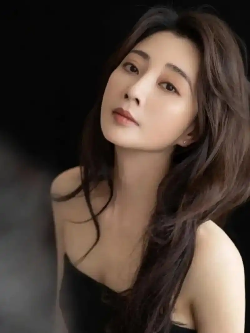 女明星殷桃登上热搜,这次不是因为她性感魅惑的穿着打扮,也不是因为她