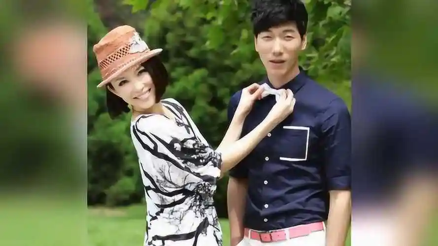 36岁张亮老婆近照,隐藏15年不舍得曝光,原来天天妈妈这么漂亮的