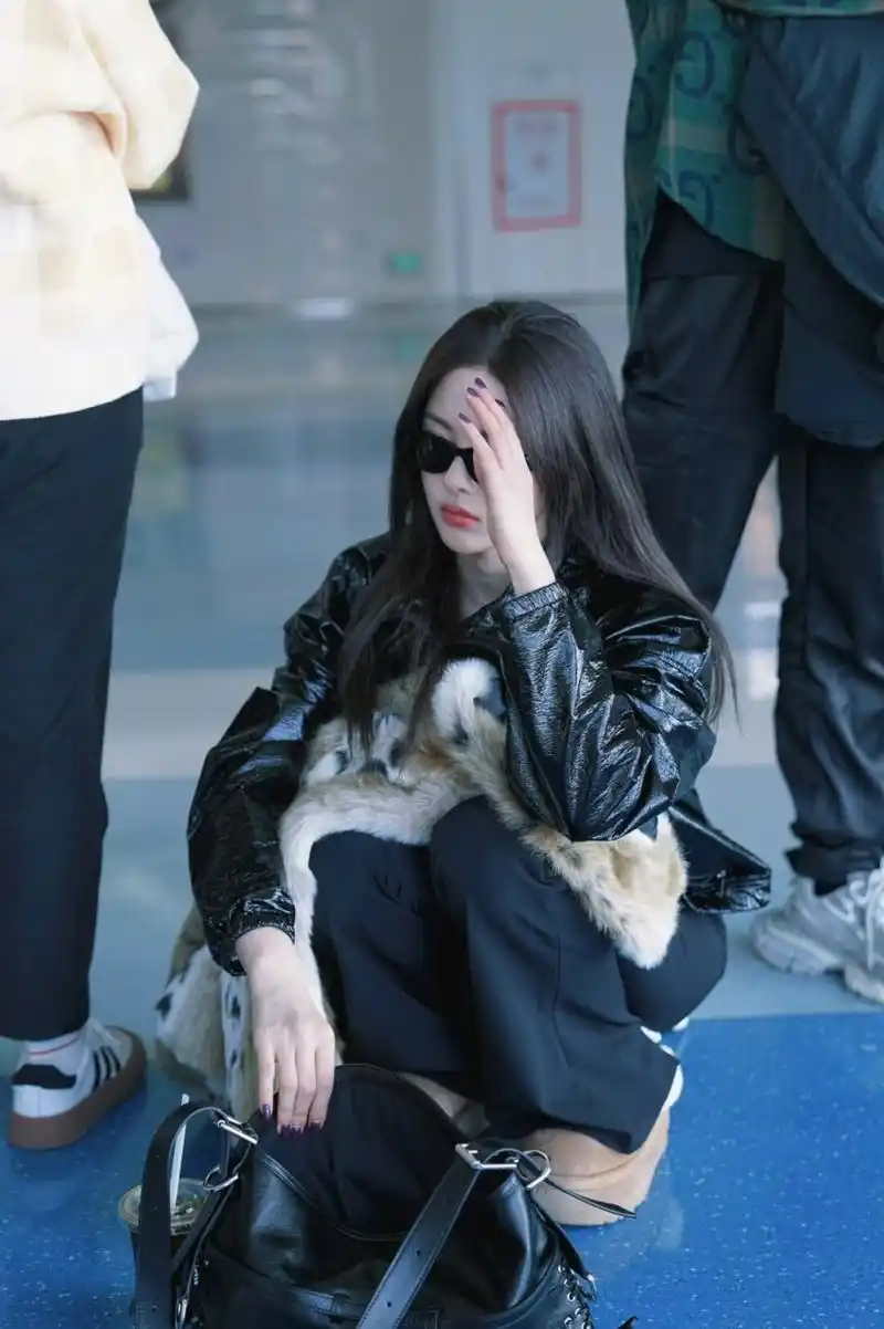 杨超越私服随拍皮草配雪地靴  杨超越近日展示了一套私人服装穿搭,她