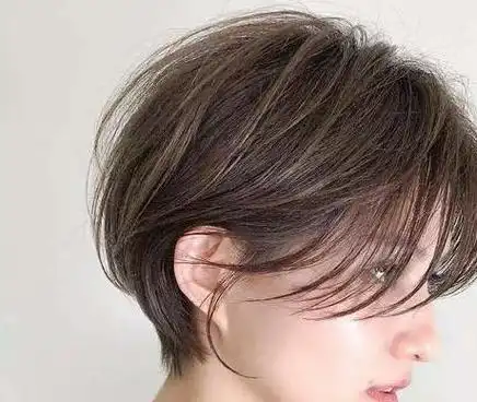 很喜欢短碎发发型,不知现在还流行吗?会不会老气?