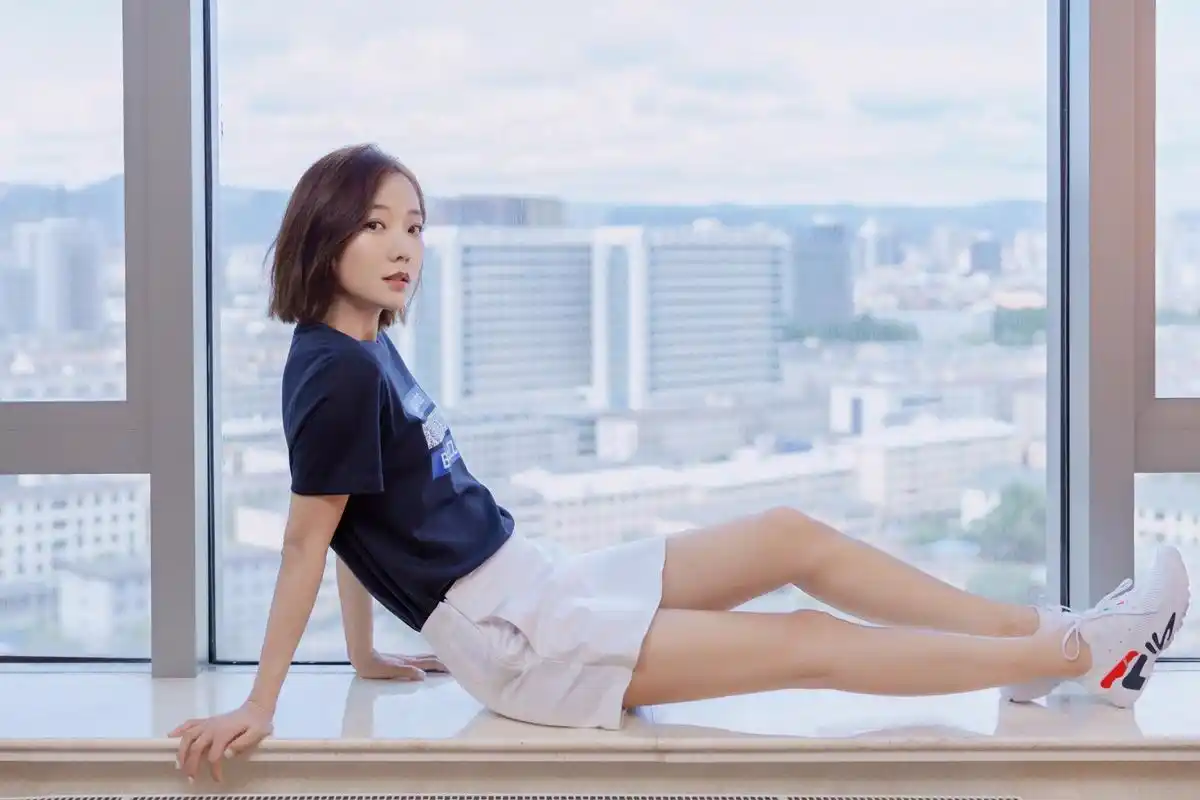 王珞丹清爽运动装亮相吸睛大长腿尽显时尚活力