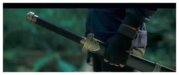 在棺材族谱上面还有张启山的名字,是这个"张起灵"张瑞桐的孙子,老九门