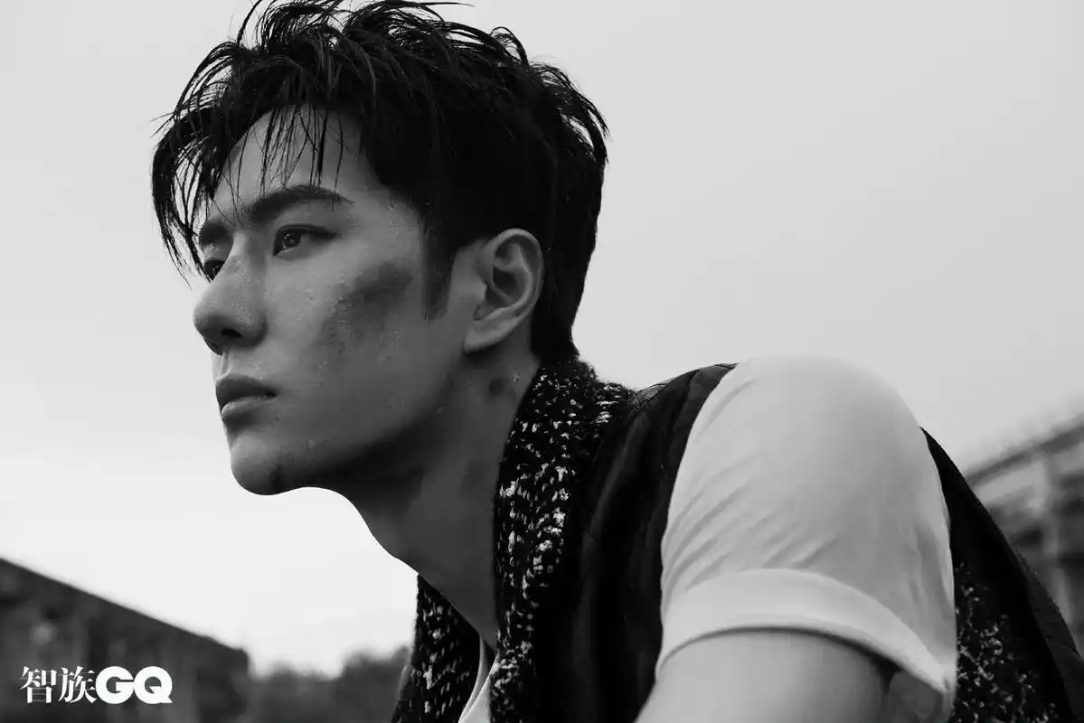 王一博末日废墟大片你帅是帅了在泥里打滚的裤子是要不了了