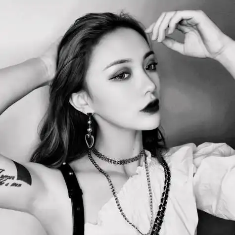 高冷霸气黑色系女生头像,甜的很正经人间理想少女-黑白头像