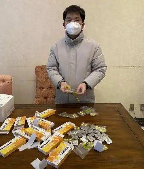 贴满了一袋袋用塑封袋分装好的布洛芬片剂,一旁张贴了一张详细的用药