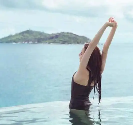 看了关晓彤的泳衣照再看热巴的网友鹿晗的眼光还真是独特啊