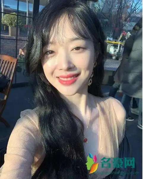 雪莉大学证件照曝光 长发披肩露出甜美的笑容