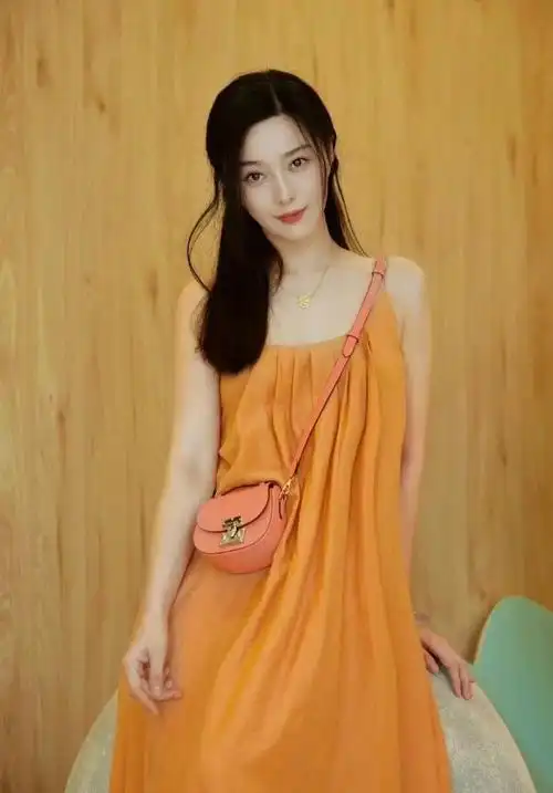 40岁范冰冰又扮嫩了!穿宽松吊带裙走清纯风,初恋脸把人美到了