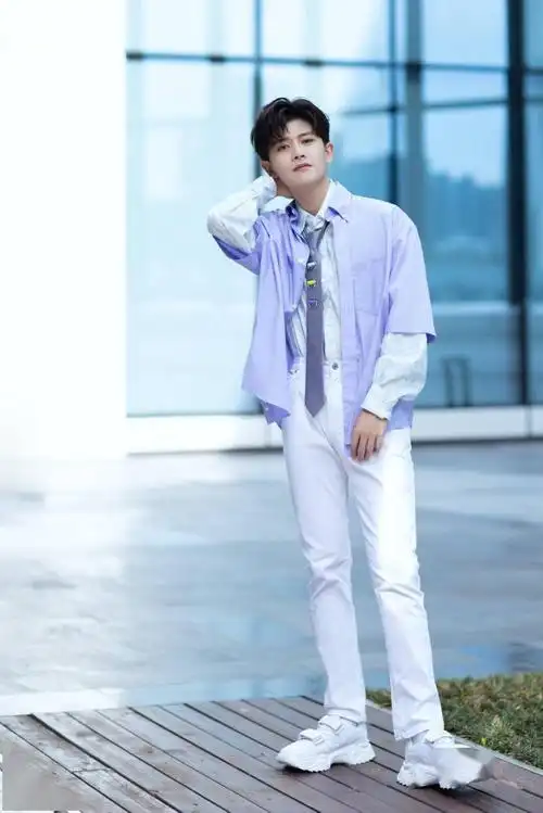 在甜蜜的日子里与心上任邂逅香芋紫的任嘉伦亮相力士见面会