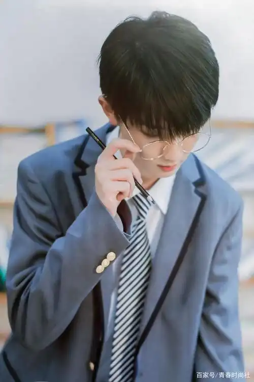 超绝的时代少年团队长马嘉祺戴眼镜斯文精致真的被击中了