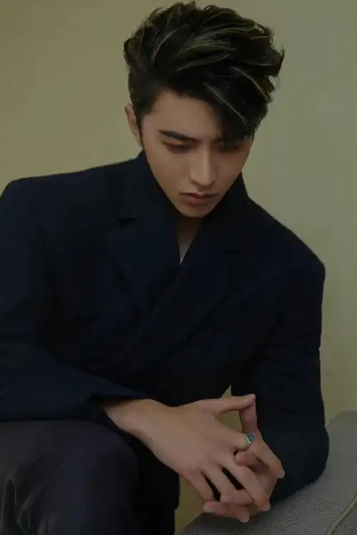 蔡徐坤黑色v领西装大片##蔡徐坤最新黑色西装造型大片