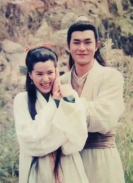 在古墓里面杨过其实是一直拿小龙女当长辈尊敬的,被李莫愁找上门,逼得