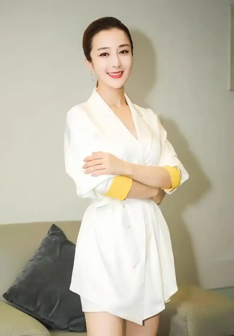 李依晓的美丽容颜令人惊艳,高贵而不失亲和力,她散发出的高级气质令人