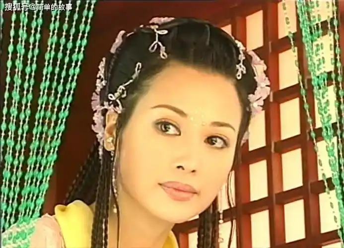 在《无愧苍生》中,邓英出演京剧名角筱彩云,这是一个命运悲惨的角色