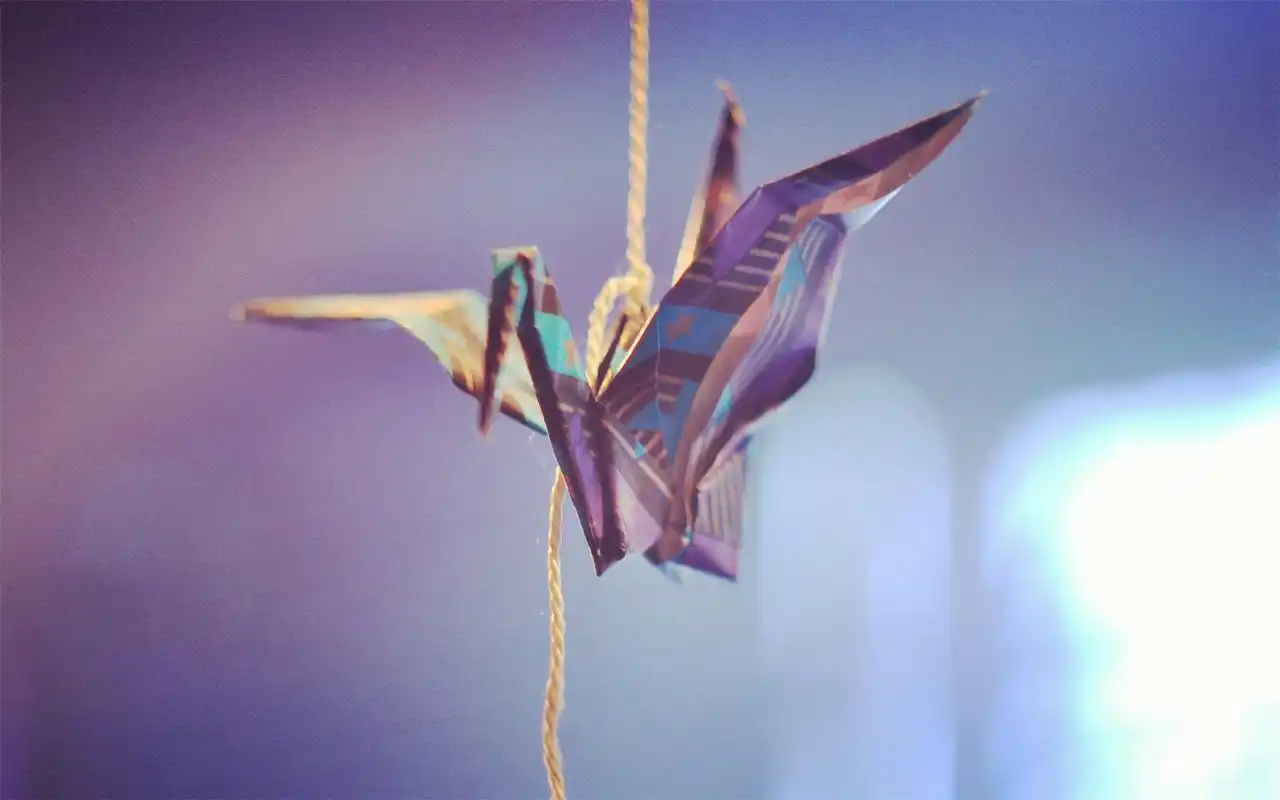 非主流唯美彩色孤单千纸鹤高清桌面壁纸下载