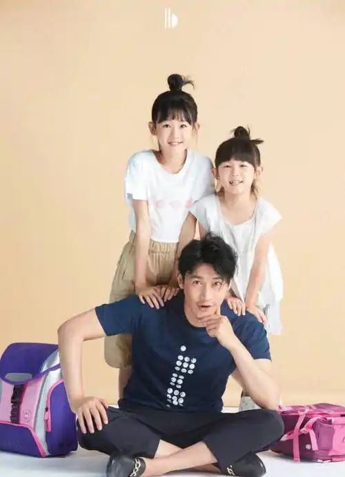 陆毅一家四口也太幸福,出门合照像拍大片,看颜值都不知道羡慕谁