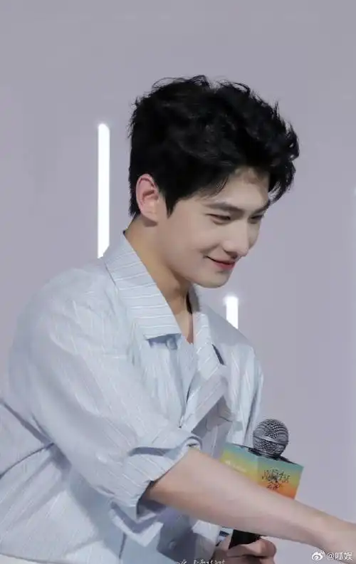 按之前的计划杨洋的新电影应该是要上映了,最近应该是疯狂宣传电影的