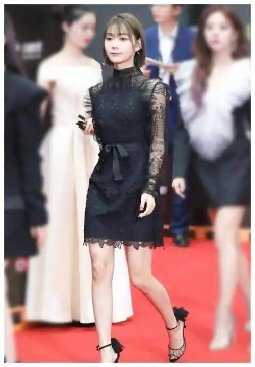 段奥娟这造型太成熟,上衣就薄薄的一层,大部分00后不敢尝试!