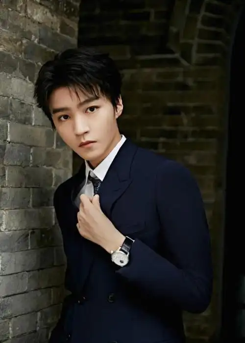 王俊凯霸气图片西装王俊凯穿西装亮相活动潇洒帅气