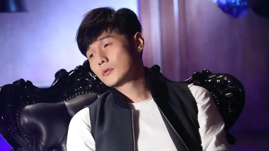 歌手李荣浩帅气时尚写真