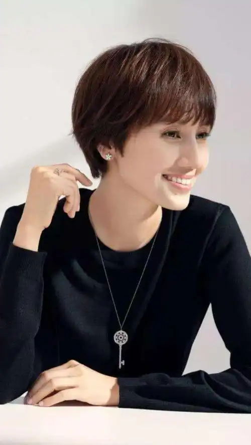 袁泉唯美时尚写真照,气质优雅,温婉可人