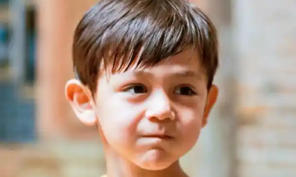 刘烨儿子诺一长大了,样貌帅气热爱音乐,喊麦时的歌词成亮点