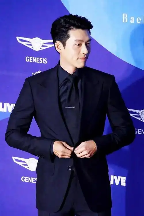 参加活动时的玄彬,一袭浅蓝色规整西服套装现身.