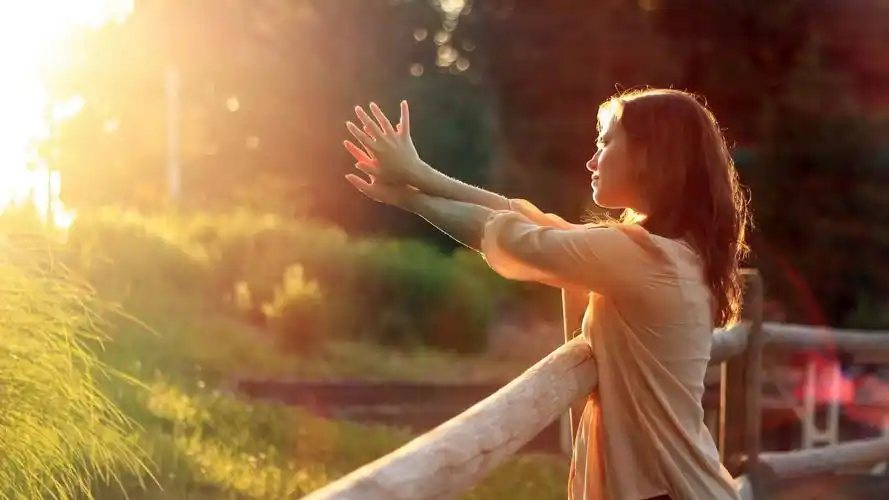 女孩光手势心情围栏唯美壁纸