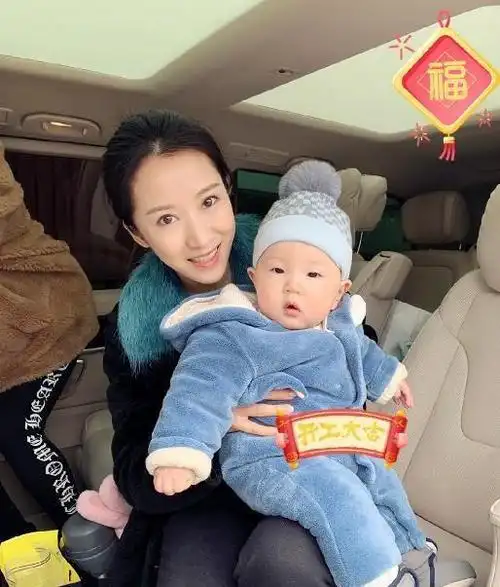 李念与富豪老公聚餐跟其他女星相比她的豪门生活让人羡慕