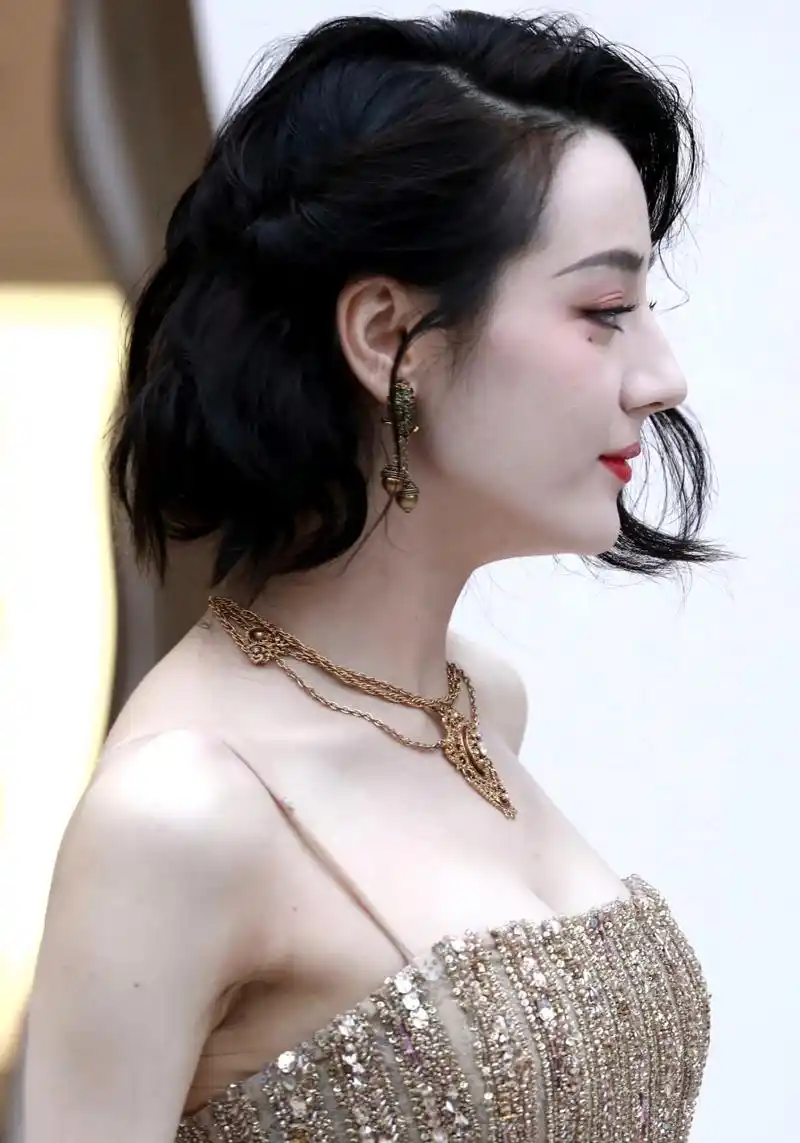 迪丽热巴轩尼诗生图,近距离怼脸拍, 短发侧颜真是美呆了 [舔屏]#养眼