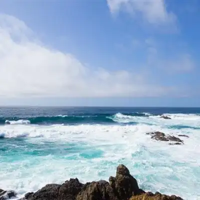 微信海边风景头像 经历风浪的海边礁石图片