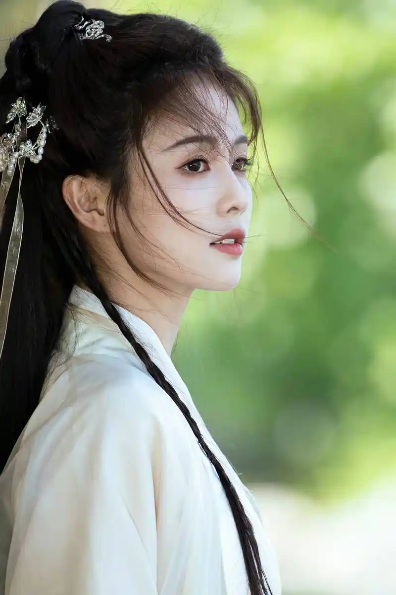 白鹿白衣古装造型写真绝美