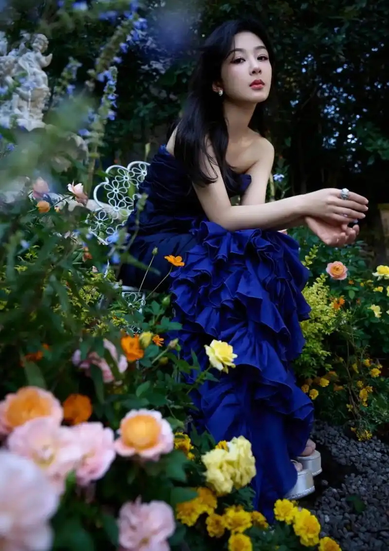 杨紫蓝色抹胸长裙造型 真是太美了 真的是太美丽了 克莱因蓝 这种蓝色