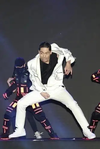 林志玲老公穿白西装大跳热舞梳油头挡不住少年感眼光真好