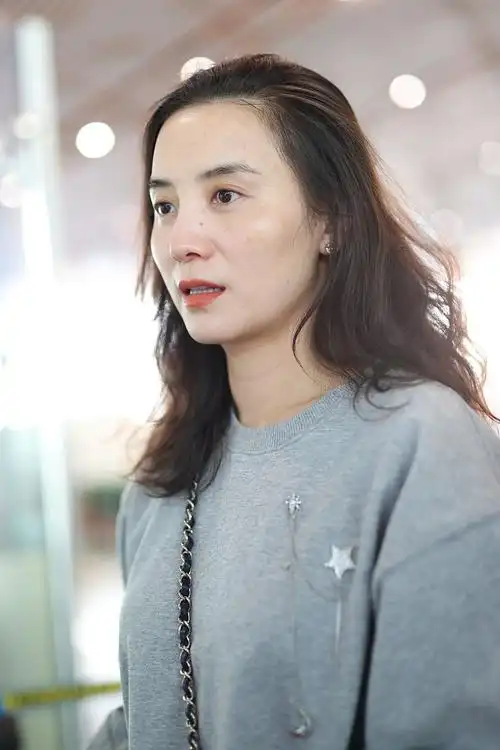 宋佳高级灰穿搭再现佛系手势 素颜露真容皮肤通透细腻有光泽_凤凰网