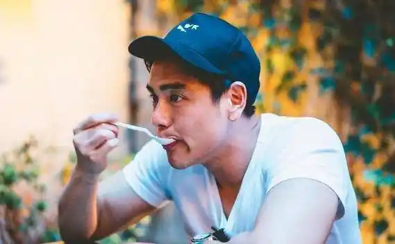 原创彭于晏被网友偶遇蓬头垢一心只顾睡觉周边被美女团团围住